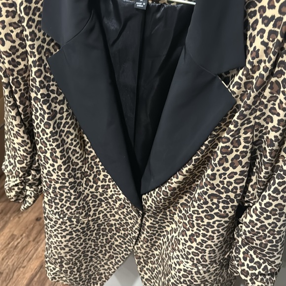 Tuxedo-style Animal Print Blazer - Picture 2 of 4